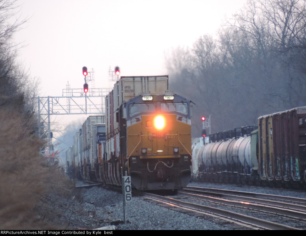 CSX 8904 on I010